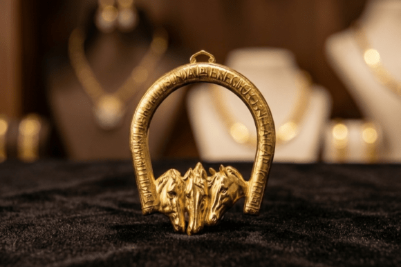 Discover the Charm of the Horse Friendship Necklace: A Tribute to History and Craftsmanship